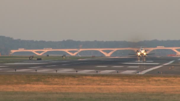 Close-up van vliegtuig opstijgen vanaf vliegveld — Stockvideo