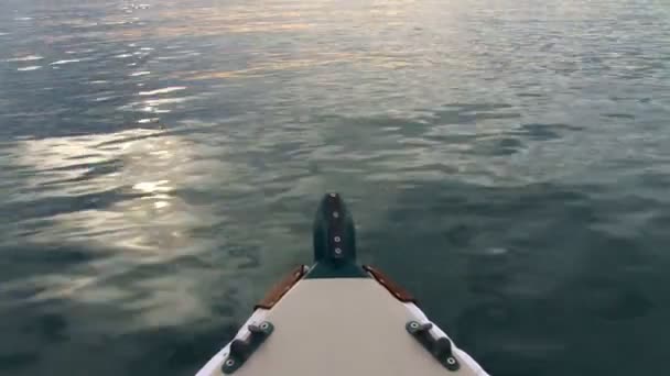 Barco arco moviéndose a lo largo del agua — Vídeo de stock