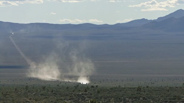 Autobus bianco che viaggia su strada lago sposo attraverso il deserto della Nevada — Video Stock