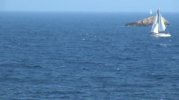 Segelbåt som seglar i havet i Spanien — Stockvideo