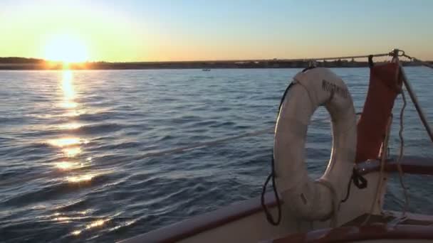 Sol brilhando em barco à vela — Vídeo de Stock