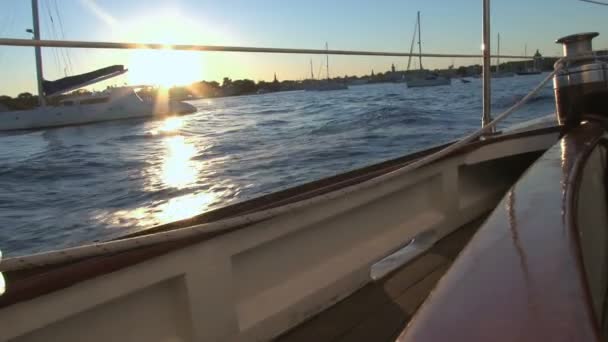 Sol brilhando em barco à vela — Vídeo de Stock