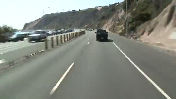 Corrida ao longo da estrada montanhosa — Vídeo de Stock