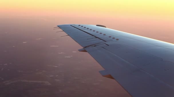 Vliegtuig vleugel over landschap bij zonsondergang — Stockvideo