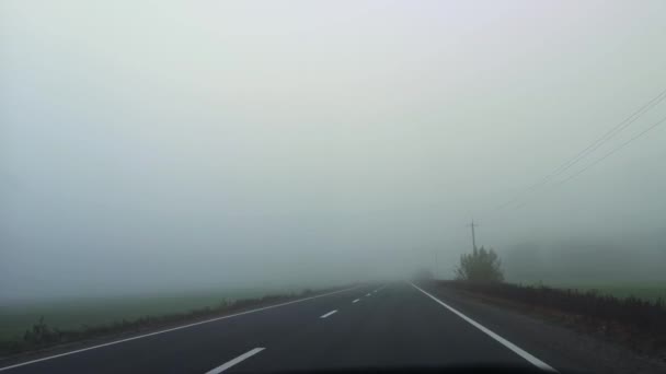 多雾的道路和道路标识 横向图像 能见度差 — 图库视频影像