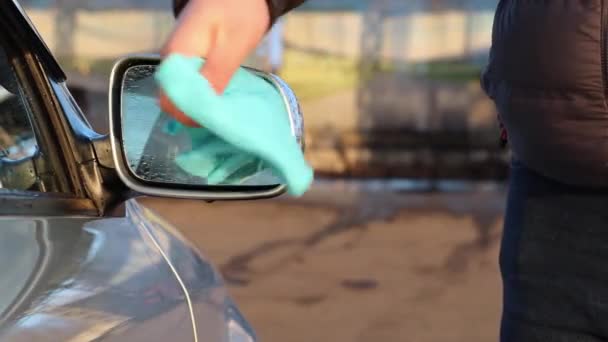 Hombre Que Usa Microfibra Limpia Los Espejos Laterales Auto Concepto — Vídeos de Stock