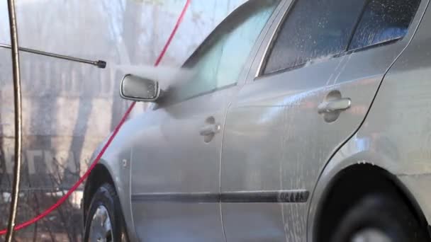 Biltvätt Man Tvättar Bil Trycket Vatten Och Gnider Glaset Bilvårdskoncept — Stockvideo