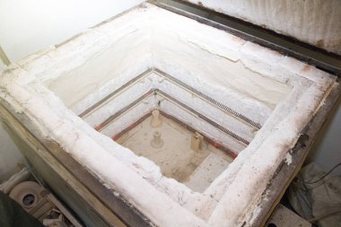 Seramik ve kil ürünleri ateşlemek için muffle fırını. Çömlekçilik ve günah işleme