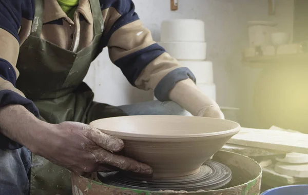 陶工的手放在瓷轮上的特写 古老的传统艺术 粘土和陶瓷生产 轻柔柔和的制陶工场 — 图库照片