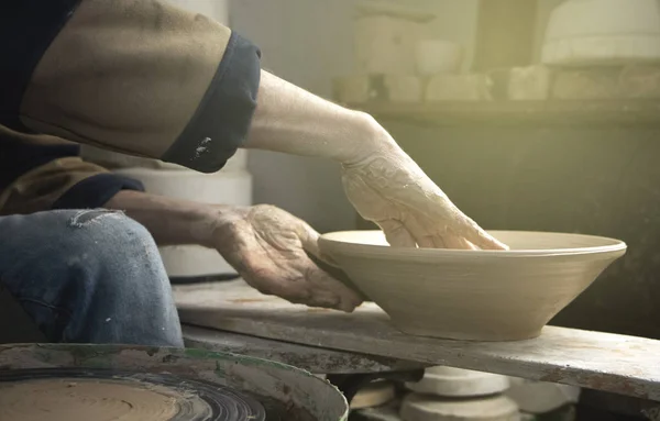 陶器製の車輪の上の陶芸家の手を閉じる 古い伝統的な芸術 手作り 粘土やセラミックの生産 やわらかい光の中で陶芸体験 — ストック写真
