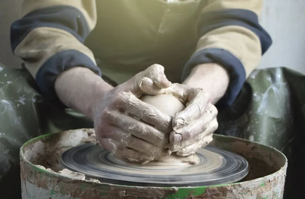 陶工的手放在瓷轮上的特写 古老的传统艺术 粘土和陶瓷生产 轻柔柔和的制陶工场 — 图库照片