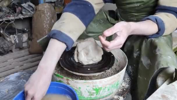 Mãos Oleiro Uma Roda Cerâmica Fecham Antiga Arte Tradicional Artesanal — Vídeo de Stock