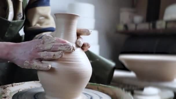 Mani Vasaio Una Ruota Ceramica Primo Piano Vecchia Arte Tradizionale — Video Stock