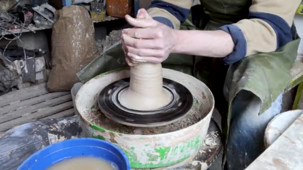 陶器製の車輪の上の陶芸家の手を閉じる 古い伝統的な芸術 手作り 粘土やセラミックの生産 やわらかい光の中で陶芸体験 — ストック動画