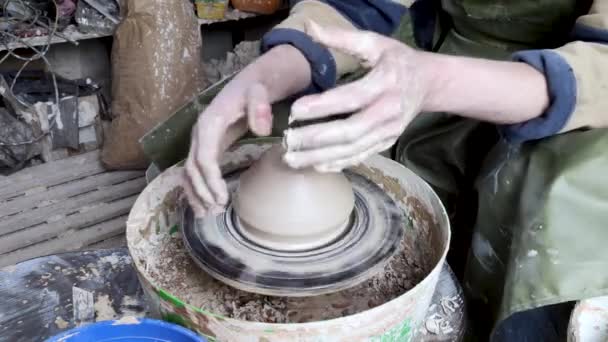 Hände Eines Töpfers Auf Einer Töpferscheibe Großaufnahme Alte Traditionelle Kunst — Stockvideo