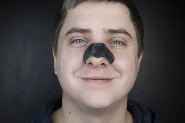 Muž Nasadí Odstraní Proužek Nosu Černých Teček Čistící Pásky Černých — Stock fotografie
