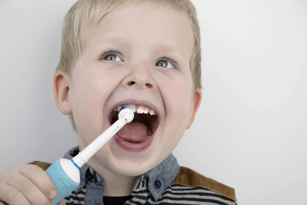 Niño Cuatro Años Cepilla Los Dientes Con Cepillo Eléctrico Niño — Foto de Stock