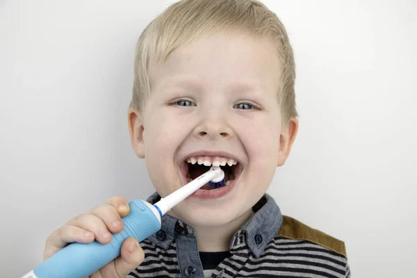 Criança Quatro Anos Escova Dentes Com Uma Escova Elétrica Rapaz — Fotografia de Stock