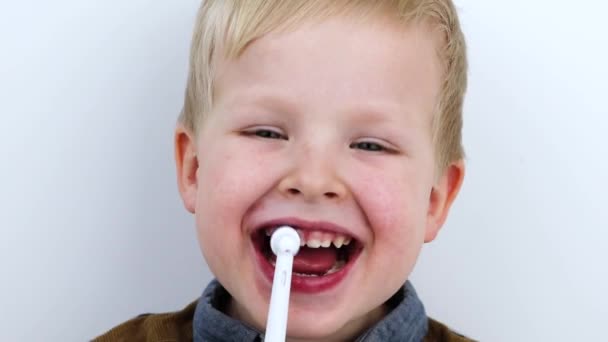 Enfant Quatre Ans Brosse Les Dents Avec Une Brosse Électrique — Video