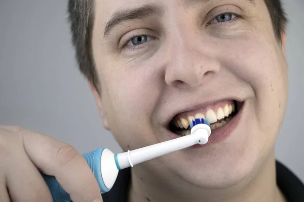 Muž Čistí Zuby Elektrickým Štětcem Když Dívá Kamery Jako Díval — Stock fotografie
