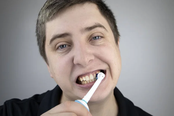 Muž Čistí Zuby Elektrickým Štětcem Když Dívá Kamery Jako Díval — Stock fotografie