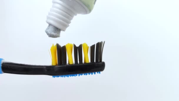 Pasta Dentes Azul Com Manchas Carbono Suavemente Espremida Para Fora — Vídeo de Stock