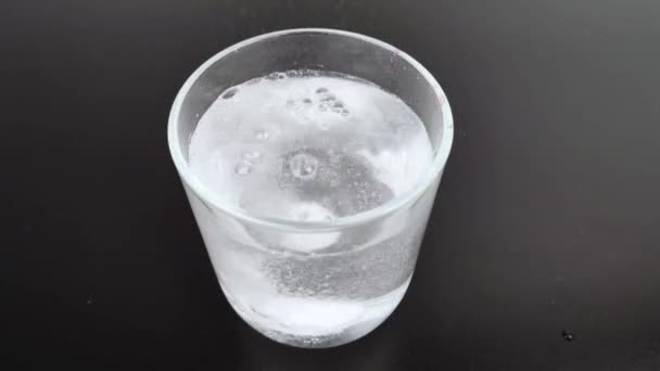 Comprimé Effervescent Dissout Dans Verre Émettant Beaucoup Bulles Macro Vidéo — Video