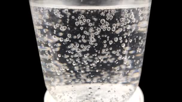 Macro Vidéo Bulles Dans Verre Avec Eau Sur Fond Noir — Video