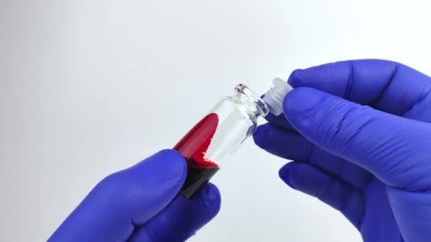 Γιατρός Κλείνει Σωλήνα Μετά Δειγματοληψία Αίματος Εργαστήριο Όπου Γίνονται Εξετάσεις — Αρχείο Βίντεο