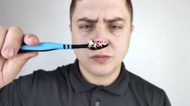 Diş fırçasında kan var. Bir adam dişlerini fırçalarken diş etlerinin kanadığını keşfetti. Dişeti iltihabı veya periodontal hastalık