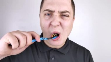Diş fırçasında kan var. Bir adam dişlerini fırçalarken diş etlerinin kanadığını keşfetti. Dişeti iltihabı veya periodontal hastalık