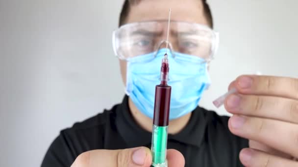 Cepillo Dientes Con Primer Plano Sangre Hombre Descubrió Encías Sangrantes — Vídeos de Stock