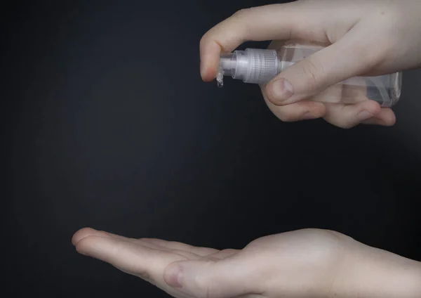 Traitement Des Mains Féminines Avec Antiseptique Sur Fond Noir Gel — Photo