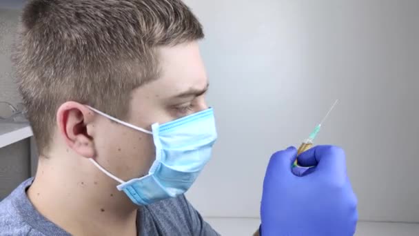 Médecin Vérifie Que Seringue Contient Pas Air Grandes Gouttes Sortent — Video