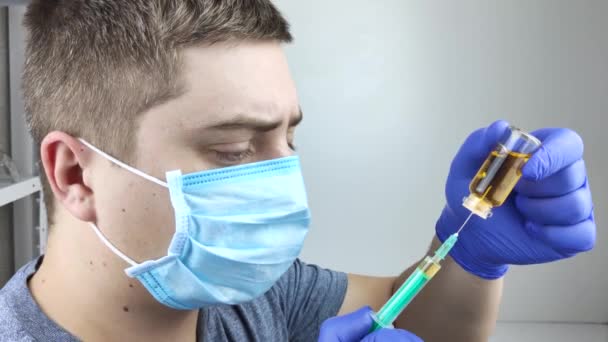 Orvos Fecskendőbe Szívja Injekciót Egy Férfi Orvos Épp Oltást Készül — Stock videók