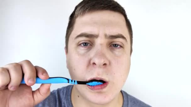 血液を閉じ込めた歯ブラシ 歯を磨きながら出血する歯茎を発見した男 歯肉炎 歯周病 — ストック動画