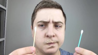 İnsan plastikle tahta kulak çubuğu arasında seçim yapar. Çevreyi pamuklu çubuklarla kirlilikten koruma kavramı