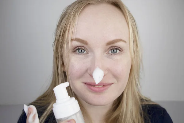 Chica Lava Limpia Piel Con Espuma Facial Limpiador Para Pieles — Foto de Stock
