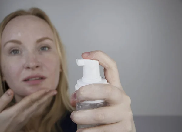 Chica Lava Limpia Piel Con Espuma Facial Limpiador Para Pieles —  Fotos de Stock