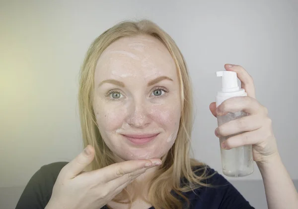 Chica Lava Limpia Piel Con Espuma Facial Limpiador Para Pieles —  Fotos de Stock