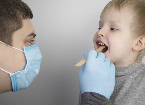 Ein Hno Arzt Untersucht Die Kehle Eines Kindes Mit Einem — Stockfoto