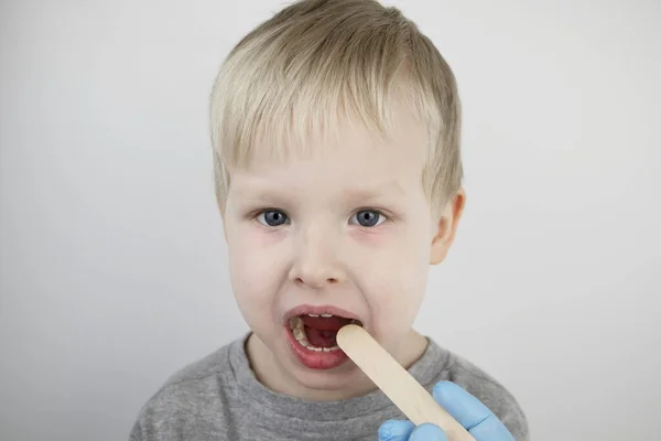 역학자가 주걱으로 아이의 검사했습니다 Possible Diagnosis Inflammation Pharynx Tonsils Pharyngitis — 스톡 사진