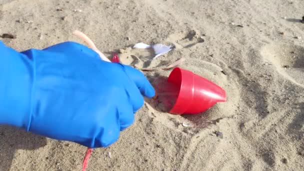 Mãos Luvas Azuis Remover Detritos Plástico Areia Conceito Gestão Resíduos — Vídeo de Stock