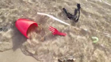 Plastik çöpler suda yüzer. Zehirli atıklarla okyanus kirliliği. Çöp toplama ve okyanusu mikroplastikten temizleme kavramı..