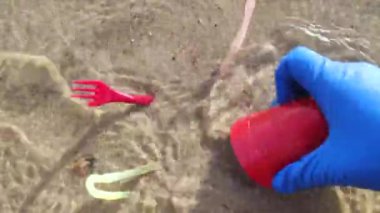 Plastik çöpler suda yüzer. Zehirli atıklarla okyanus kirliliği. Çöp toplama ve okyanusu mikroplastikten temizleme kavramı..