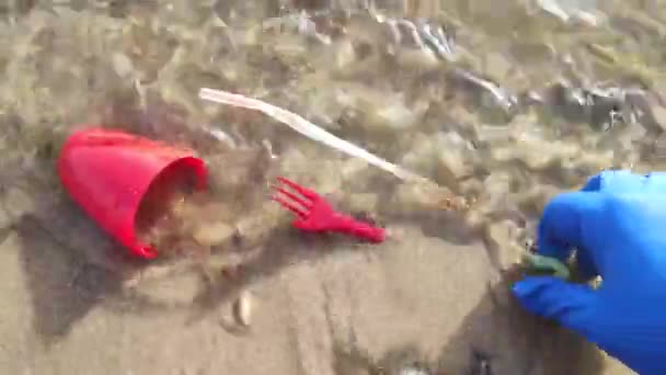 Plastikowe Śmieci Pływają Wodzie Zanieczyszczenie Oceanów Odpadami Toksycznymi Koncepcja Zbierania — Wideo stockowe