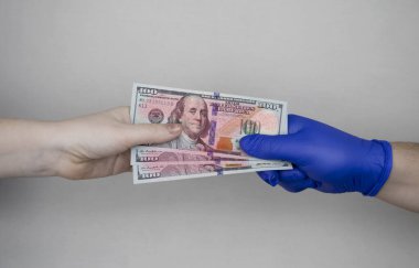Eldivenin içinde dolar ve mikrop var. Kirli para kavramı bir bakteri ve virüs taşıyıcısı olarak