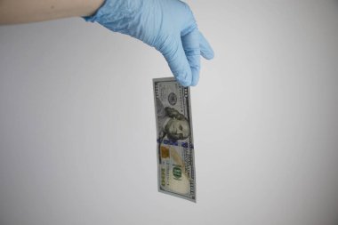 Eldivenin içinde dolar ve mikrop var. Kirli para kavramı bir bakteri ve virüs taşıyıcısı olarak