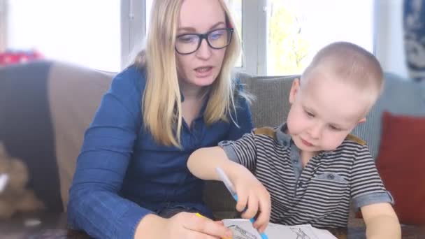 Kleuter Bezig Met Thuisonderwijs Jongen Zit Aan Een Tafel Schrijft — Stockvideo