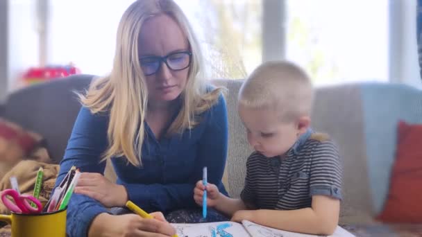 Školka Zapojena Domácí Výuky Chlapec Sedí Stolu Píše Kreslí Učí — Stock video